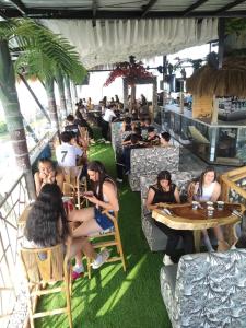 un gruppo di persone sedute ai tavoli di un ristorante di Hotel Ocean Fusagasuga a Fusagasugá