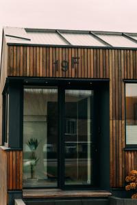 a building with a glass door with a plant in it at La Casa de Moerkapel in Moerkapelle