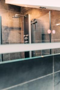 a reflection of a shower in a bathroom mirror at La Casa de Moerkapel in Moerkapelle +12 photos
