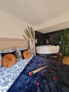 Postel nebo postele na pokoji v ubytování Escapade Mâconnaise Spa-Sauna-Ciel de pluie tropicale-Champagne Nuit Romantique