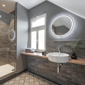 un bagno con lavandino e specchio di Am Renngraben 1 - Wohnen auf Zeit a Limburg an der Lahn