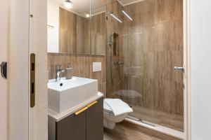 een badkamer met een wastafel en een douche bij Marcos Studio Nice and Cozy in Piteşti