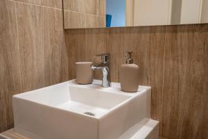 een wastafel met een zeepdispenser bij Marcos Studio Nice and Cozy in Piteşti