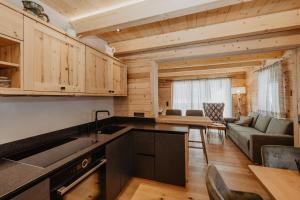 a kitchen and living room in a log cabin at Chalet BRUNNHÄUSL in Hüttschlag