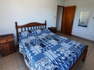 una camera con un letto con una trapunta blu e bianca di SyS Departamento a Federación Altre 3 foto