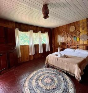 Rúm í herbergi á Amazon Tupana Jungle Lodge