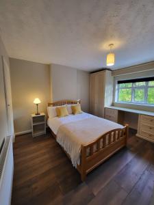 バーミンガムにあるTile Cross Entire Apartment - Near Airport, NEC & Moreの大きなベッドと窓のある寝室
