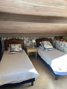 two beds sitting next to each other in a room at Villa Elisabeth Saint-Raphaël in Saint-Raphaël