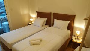 - 2 lits dans une petite chambre avec 2 lampes dans l'établissement Atelier Poly - Two Bedroom Apartment for 5 Persons -50m to Metro Sintrivani Station- 6th floor plain View - Center -, à Thessalonique