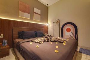 a bedroom with a large bed with birds on it at Escotel Casa de Luga in Jakarta +6 photos