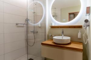 ein Badezimmer mit Waschbecken und Dusche in der Unterkunft La Pagerie - Tropical Garden Hotel in Les Trois-Îlets