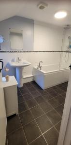 Koupelna v ubytování Bee Cottage + 12 fotografií