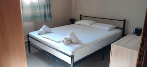 Un dormitorio con una cama con toallas. en Sea Esta Holiday Home, en Nea Skioni