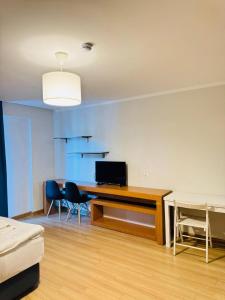 バクリアニにあるOrbi Deluxe Apartmentのリビングルーム(デスク、椅子2脚付)