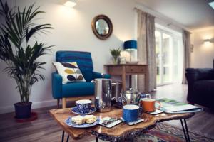 - un salon avec une table basse et de la nourriture dans l'établissement 1 Teesdale Road, à Barnard Castle