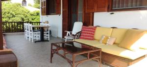 un sofá y una mesa de centro en el patio en Sea Esta Holiday Home, en Nea Skioni