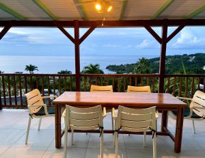 Espace Harmonie Deshaies - Vue Mer & Piscine Panoramique的阳台或露台