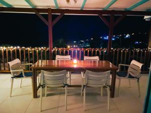 Espace Harmonie Deshaies - Vue Mer & Piscine Panoramique的阳台或露台