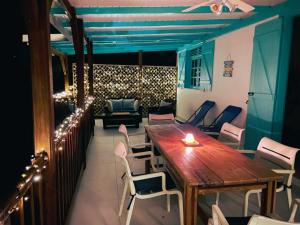 Espace Harmonie Deshaies - Vue Mer & Piscine Panoramique的休息区