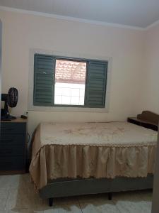 a bedroom with a bed and a window at Cantinho da Paz in Capela do Alto +17 photos