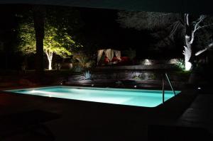 - une piscine dans une cour la nuit dans l'établissement Chambre d'hôtes Clos du Petit Jésus, à Cassis