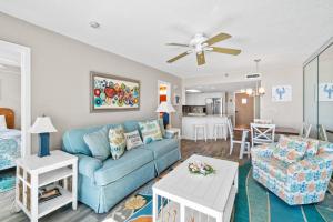 Χώρος καθιστικού στο Beach Front, Feeling Beachy 1302, Free Activities Included!