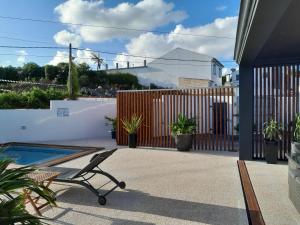 een terras met een stoel en een zwembad bij Espaço Roteiro de Mimos in São Vicente Ferreira