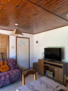 TV a/nebo společenská místnost v ubytování Casa con pileta y patio privado en Ibarlucea