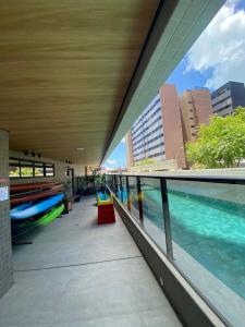 マセイオにあるStudio Design 3 Apt 802 -Mandi Hospitalidadeの川沿いのスイミングプール付き建物