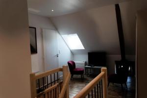 a room with a staircase with two chairs and a window at Gîte de France Belleviste 3 épis - Gîte de France 10 personnes MAE-1521 in Queyssac-les-Vignes