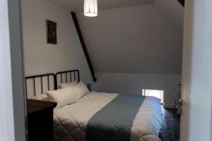 a bedroom with a bed and a desk in it at Gîte de France Belleviste 3 épis - Gîte de France 10 personnes MAE-1521 in Queyssac-les-Vignes +44 photos