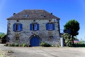an old stone house with a blue door at Gîte de France Belleviste 3 épis - Gîte de France 10 personnes MAE-1521 in Queyssac-les-Vignes