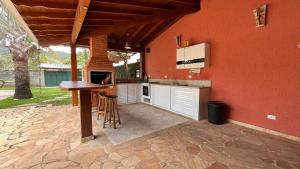 Dapur atau dapur kecil di Refúgio a poucos passos da Praia de Guaecá