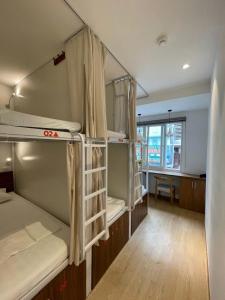 Postel nebo postele na pokoji v ubytování Urban Nest Dormitory