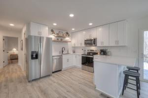 Kuchyň nebo kuchyňský kout v ubytování Woodland Retreat - Modern Comfort Near Nashville + 28 fotografií