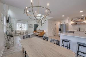 Kuchyň nebo kuchyňský kout v ubytování Woodland Retreat - Modern Comfort Near Nashville