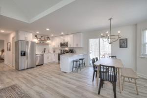 Kuchyň nebo kuchyňský kout v ubytování Woodland Retreat - Modern Comfort Near Nashville