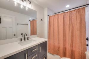 O baie la Woodland Retreat - Modern Comfort Near Nashville +29 fotografii