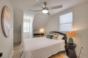 Un pat sau paturi într-o cameră la Woodland Retreat - Modern Comfort Near Nashville