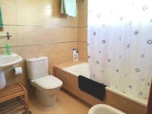 A bathroom at Casa Vista Még 14 kép