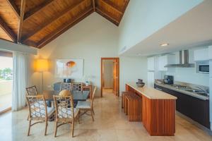 Η κουζίνα ή μικρή κουζίνα στο Penthouse Suite at Puerto Bahia in Samana