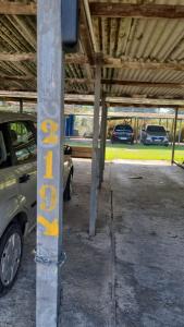 ein Parkhaus mit zwei Autos, die darin geparkt sind in der Unterkunft Edifício Urca in Angra dos Reis