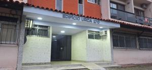 ein Gebäude mit einem Schild, auf dem „Best Inn“ steht in der Unterkunft Edifício Urca in Angra dos Reis