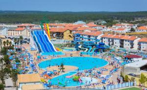 a water park with a water slide and a pool at Casa das Flores Leiria Silvercoast Portugal in Monte Redondo