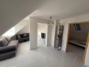 a living room with a couch and a tv at Benk 24H Apartment Nr 3 Perfekt für bis zu 6 Personen in Hofheim am Taunus