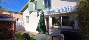 a house with a glass table in the yard at la cabane au fond du jardin in Mercus-Garrabet