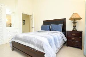 Rúm í herbergi á Iyanola Tee Joys Villa