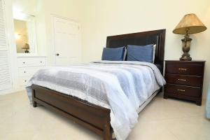 Rúm í herbergi á Iyanola Tee Joys Villa