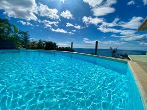 Espace Harmonie Deshaies - Vue Mer & Piscine Panoramique内部或周边的泳池