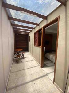 a room with a bed and a ceiling with a window at Suite novinha para locação em Ilhabela in Ilhabela